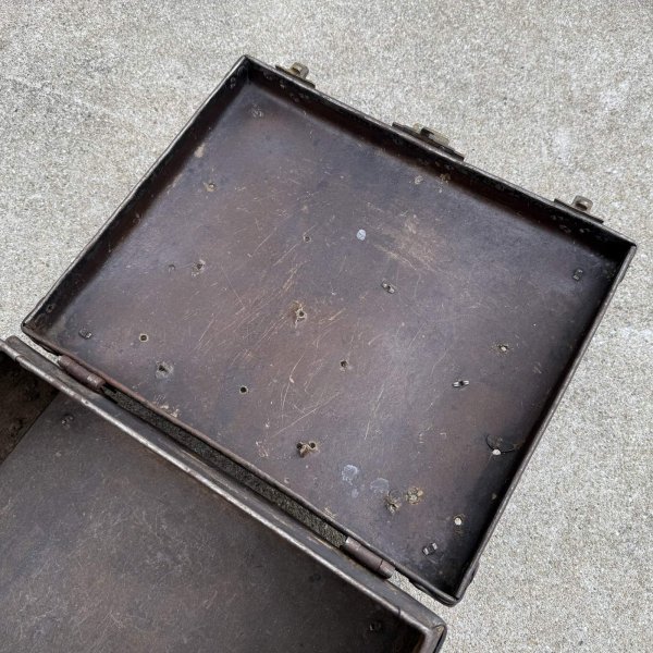 画像10: VINTAGE ANTIQUE SUITCASE LEATHEROID MFG.CO ヴィンテージ アンティーク ファイバースーツケース トランク / カバン ディスプレイ 収納 茶色 店舗什器 アメリカ (10)