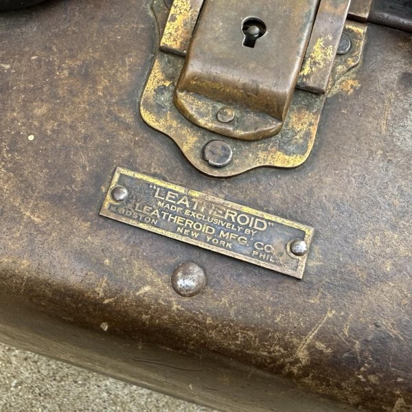画像7: VINTAGE ANTIQUE SUITCASE LEATHEROID MFG.CO ヴィンテージ アンティーク ファイバースーツケース トランク / カバン ディスプレイ 収納 茶色 店舗什器 アメリカ (7)