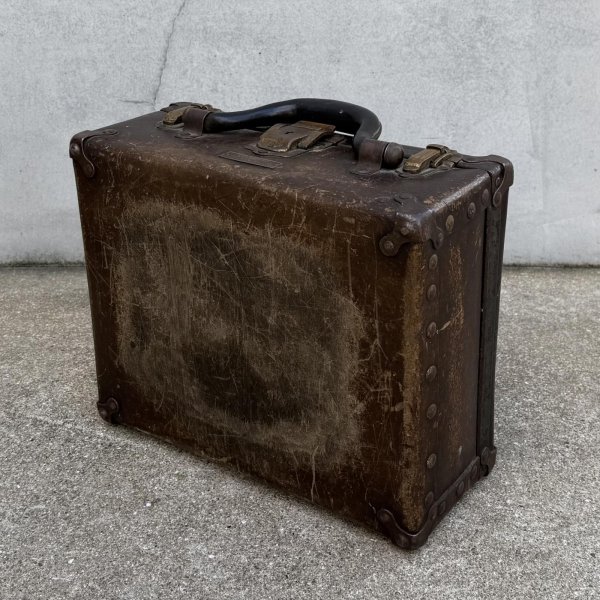 画像1: VINTAGE ANTIQUE SUITCASE LEATHEROID MFG.CO ヴィンテージ アンティーク ファイバースーツケース トランク / カバン ディスプレイ 収納 茶色 店舗什器 アメリカ (1)