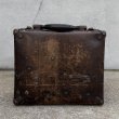 画像3: VINTAGE ANTIQUE SUITCASE LEATHEROID MFG.CO ヴィンテージ アンティーク ファイバースーツケース トランク / カバン ディスプレイ 収納 茶色 店舗什器 アメリカ (3)