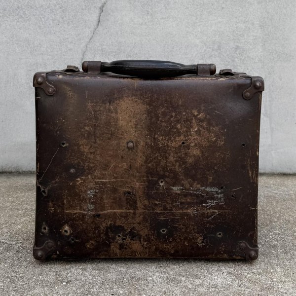 画像3: VINTAGE ANTIQUE SUITCASE LEATHEROID MFG.CO ヴィンテージ アンティーク ファイバースーツケース トランク / カバン ディスプレイ 収納 茶色 店舗什器 アメリカ (3)