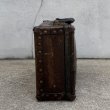 画像2: VINTAGE ANTIQUE SUITCASE LEATHEROID MFG.CO ヴィンテージ アンティーク ファイバースーツケース トランク / カバン ディスプレイ 収納 茶色 店舗什器 アメリカ (2)