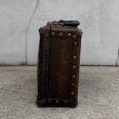 画像4: VINTAGE ANTIQUE SUITCASE LEATHEROID MFG.CO ヴィンテージ アンティーク ファイバースーツケース トランク / カバン ディスプレイ 収納 茶色 店舗什器 アメリカ (4)