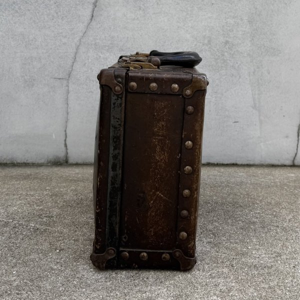 画像4: VINTAGE ANTIQUE SUITCASE LEATHEROID MFG.CO ヴィンテージ アンティーク ファイバースーツケース トランク / カバン ディスプレイ 収納 茶色 店舗什器 アメリカ (4)