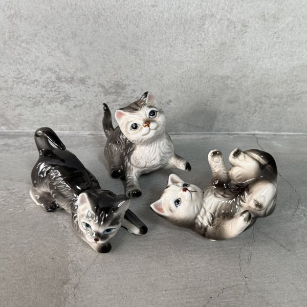 画像1: VINTAGE ANTIQUE CAT FIGURINE ヴィンテージ アンティーク 猫 ネコ オブジェ 陶器 / コレクタブル インテリア 子猫 置物 雑貨 3匹 セット アメリカ  (1)