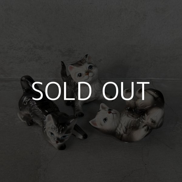 画像1: VINTAGE ANTIQUE CAT FIGURINE ヴィンテージ アンティーク 猫 ネコ オブジェ 陶器 / コレクタブル インテリア 子猫 置物 雑貨 3匹 セット アメリカ  (1)