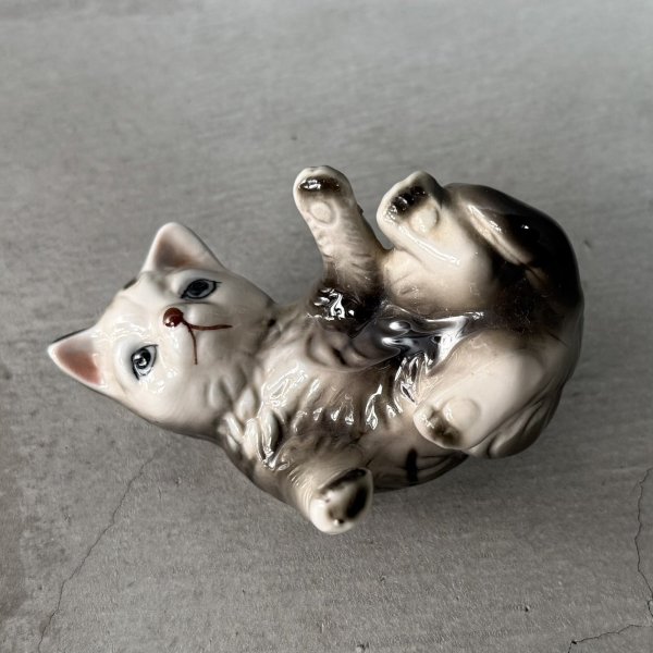 画像3: VINTAGE ANTIQUE CAT FIGURINE ヴィンテージ アンティーク 猫 ネコ オブジェ 陶器 / コレクタブル インテリア 子猫 置物 雑貨 3匹 セット アメリカ  (3)