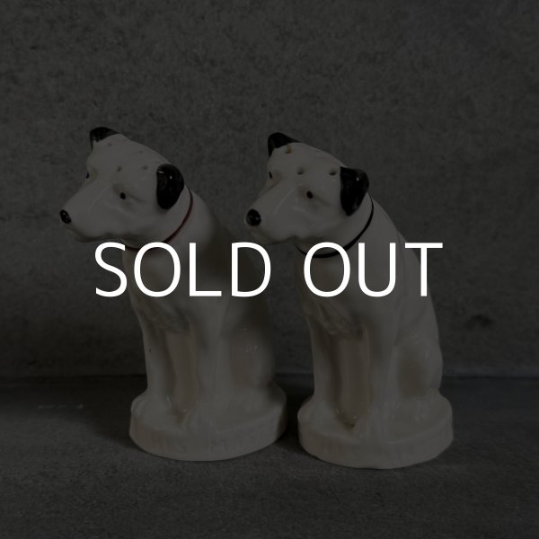 画像1: VINTAGE ANTIQUE VICTOR NIPPER DOG SALT AND PEPPER SHAKERS ヴィンテージ アンティーク ビクター ニッパー犬 ソルト＆ペッパー 塩胡椒入れ オブジェ / 陶器 コレクタブル 置物 雑貨 アメリカ (1)