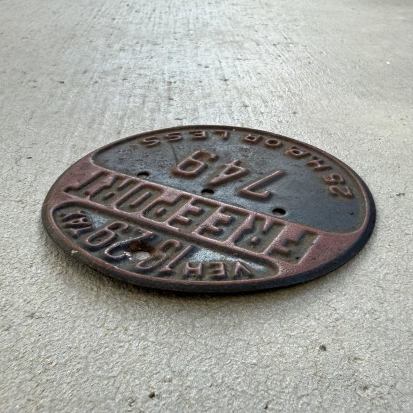 画像3: VINTAGE ANTIQUE FREEPORT PLATE ヴィンテージ アンティーク 車両登録税 プレート ナンバープレート ライセンスプレート / インダストリアル モーター系 ガレージ ディスプレイ 車 1929年 749 アメリカ (3)