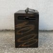 画像3: VINTAGE ANTIQUE COIN BANK JAPANNED W.F.BURNS CO. ヴィンテージ アンティーク コインバンク マネーバンク 貯金箱 ジャパンド ジャパンフィニッシュ / コレクタブル オブジェ インテリア ノベルティー 銀行 アメリカ USA (5) (3)