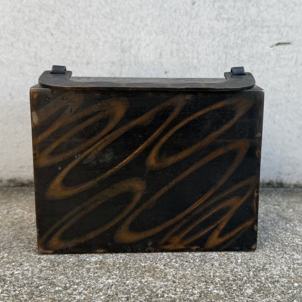 画像2: VINTAGE ANTIQUE COIN BANK JAPANNED W.F.BURNS CO. ヴィンテージ アンティーク コインバンク マネーバンク 貯金箱 ジャパンド ジャパンフィニッシュ / コレクタブル オブジェ インテリア ノベルティー 銀行 アメリカ USA (5) (2)