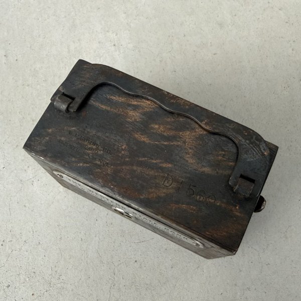 画像6: VINTAGE ANTIQUE COIN BANK JAPANNED W.F.BURNS CO. ヴィンテージ アンティーク コインバンク マネーバンク 貯金箱 ジャパンド ジャパンフィニッシュ / コレクタブル オブジェ インテリア ノベルティー 銀行 アメリカ USA (7) (6)