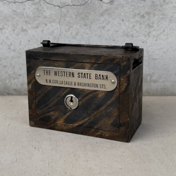 画像1: VINTAGE ANTIQUE COIN BANK JAPANNED W.F.BURNS CO. ヴィンテージ アンティーク コインバンク マネーバンク 貯金箱 ジャパンド ジャパンフィニッシュ / コレクタブル オブジェ インテリア ノベルティー 銀行 アメリカ USA (7) (1)