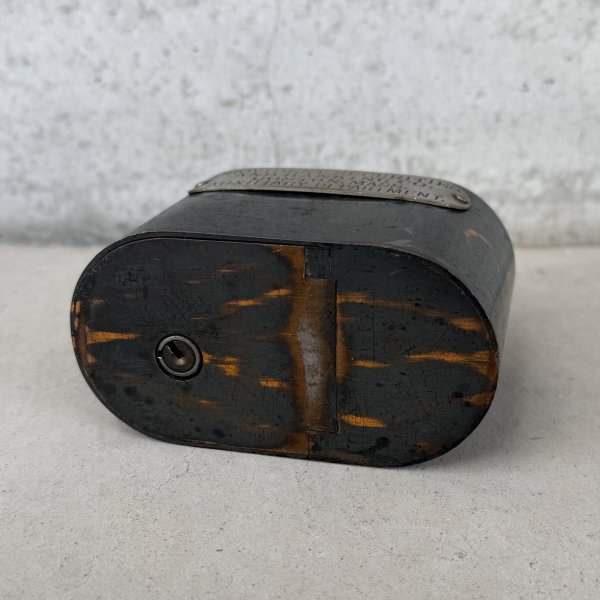 画像7: VINTAGE ANTIQUE COIN BANK JAPANNED CO BURNS ヴィンテージ アンティーク コインバンク マネーバンク 貯金箱 ジャパンド ジャパンフィニッシュ / コレクタブル オブジェ インテリア ノベルティー 銀行 アメリカ USA (6) (7)