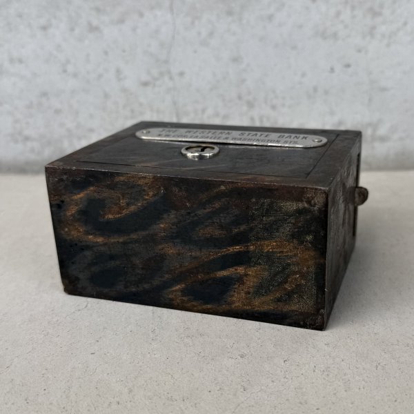 画像7: VINTAGE ANTIQUE COIN BANK JAPANNED W.F.BURNS CO. ヴィンテージ アンティーク コインバンク マネーバンク 貯金箱 ジャパンド ジャパンフィニッシュ / コレクタブル オブジェ インテリア ノベルティー 銀行 アメリカ USA (7) (7)