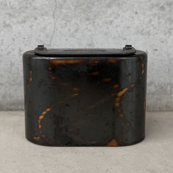画像3: VINTAGE ANTIQUE COIN BANK JAPANNED CO BURNS ヴィンテージ アンティーク コインバンク マネーバンク 貯金箱 ジャパンド ジャパンフィニッシュ / コレクタブル オブジェ インテリア ノベルティー 銀行 アメリカ USA (6) (3)