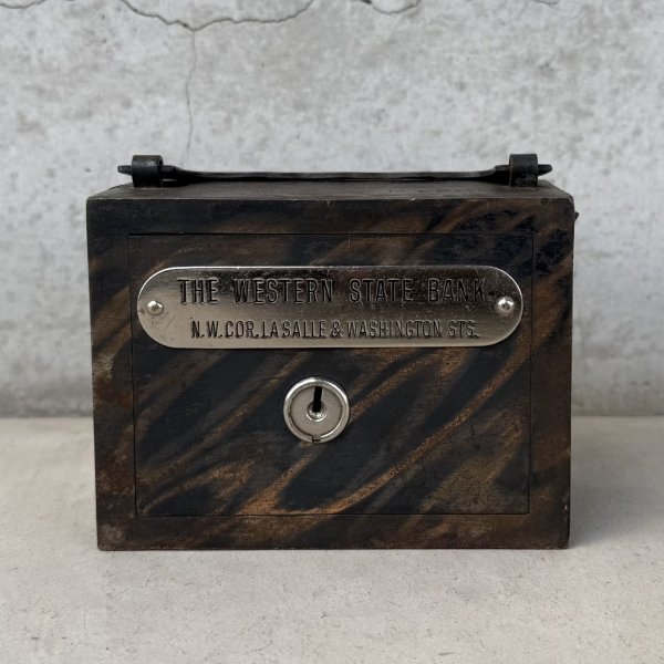画像2: VINTAGE ANTIQUE COIN BANK JAPANNED W.F.BURNS CO. ヴィンテージ アンティーク コインバンク マネーバンク 貯金箱 ジャパンド ジャパンフィニッシュ / コレクタブル オブジェ インテリア ノベルティー 銀行 アメリカ USA (7) (2)