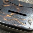画像8: VINTAGE ANTIQUE COIN BANK JAPANNED CO BURNS ヴィンテージ アンティーク コインバンク マネーバンク 貯金箱 ジャパンド ジャパンフィニッシュ / コレクタブル オブジェ インテリア ノベルティー 銀行 アメリカ USA (6) (8)