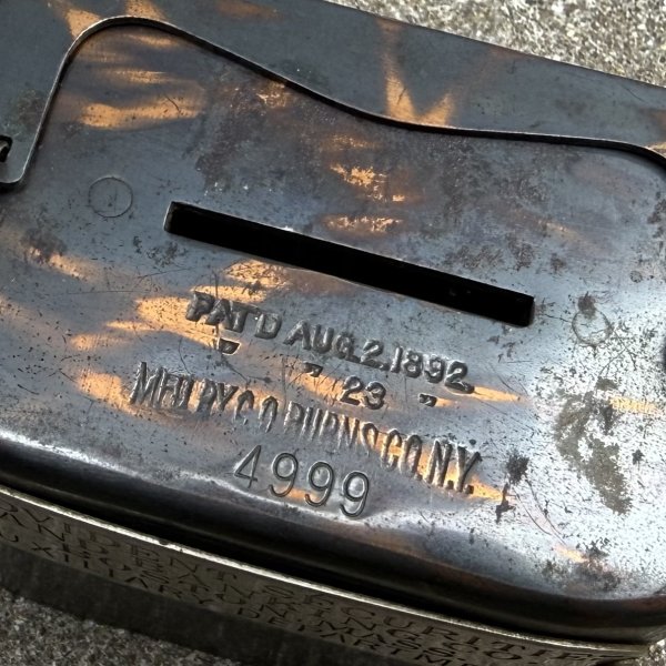 画像8: VINTAGE ANTIQUE COIN BANK JAPANNED CO BURNS ヴィンテージ アンティーク コインバンク マネーバンク 貯金箱 ジャパンド ジャパンフィニッシュ / コレクタブル オブジェ インテリア ノベルティー 銀行 アメリカ USA (6) (8)