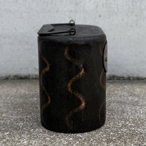 画像4: VINTAGE ANTIQUE COIN BANK JAPANNED BURNS ヴィンテージ アンティーク コインバンク マネーバンク 貯金箱 ジャパンド ジャパンフィニッシュ / コレクタブル オブジェ インテリア ノベルティー 銀行 アメリカ USA (8) (4)