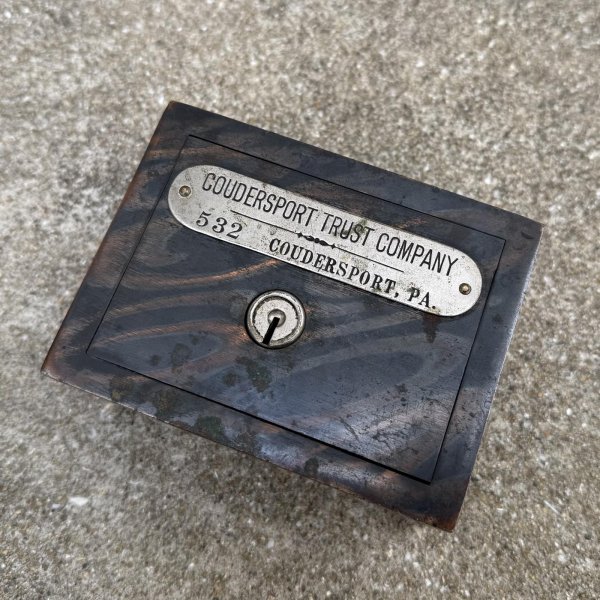 画像9: VINTAGE ANTIQUE COIN BANK JAPANNED W.F.BURNS CO. ヴィンテージ アンティーク コインバンク マネーバンク 貯金箱 ジャパンド ジャパンフィニッシュ / コレクタブル オブジェ インテリア ノベルティー 銀行 アメリカ USA (9) (9)