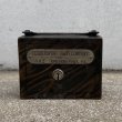 画像2: VINTAGE ANTIQUE COIN BANK JAPANNED W.F.BURNS CO. ヴィンテージ アンティーク コインバンク マネーバンク 貯金箱 ジャパンド ジャパンフィニッシュ / コレクタブル オブジェ インテリア ノベルティー 銀行 アメリカ USA (9) (2)