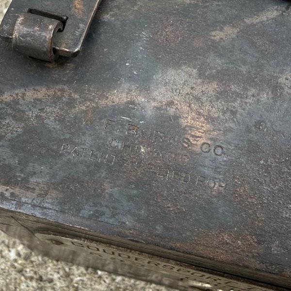 画像8: VINTAGE ANTIQUE COIN BANK JAPANNED W.F.BURNS CO. ヴィンテージ アンティーク コインバンク マネーバンク 貯金箱 ジャパンド ジャパンフィニッシュ / コレクタブル オブジェ インテリア ノベルティー 銀行 アメリカ USA (9) (8)