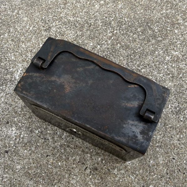 画像6: VINTAGE ANTIQUE COIN BANK JAPANNED W.F.BURNS CO. ヴィンテージ アンティーク コインバンク マネーバンク 貯金箱 ジャパンド ジャパンフィニッシュ / コレクタブル オブジェ インテリア ノベルティー 銀行 アメリカ USA (9) (6)