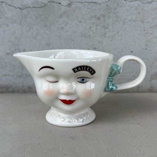 画像1: VINTAGE ANTIQUE BAILEYS CREAMER ヴィンテージ アンティーク ベイリーズ フェイスカップ クリーマー ウィンキング / コレクタブル オブジェ マグカップ ノベルティ 1996年限定 陶器 食器 雑貨 C (1)