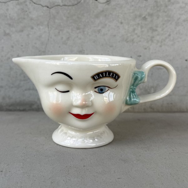 画像1: VINTAGE ANTIQUE BAILEYS CREAMER ヴィンテージ アンティーク ベイリーズ フェイスカップ クリーマー ウィンキング / コレクタブル オブジェ マグカップ ノベルティ 1996年限定 陶器 食器 雑貨 D (1)