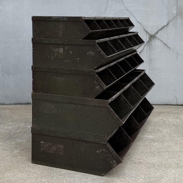 画像3: VINTAGE ANTIQUE SHELF STACKBIN ヴィンテージ アンティーク 棚 スタッキング / インダストリアル 収納 ガレージ パーツ 工具入れ 鉄 店舗什器 工業用 アメリカ (3)