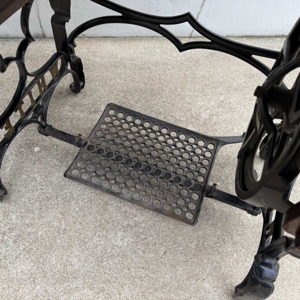 画像10: VINTAGE ANTIQUE WHITE SEWING MACHINE CO ヴィンテージ アンティーク 足踏みミシン ホワイト /  ミシンテーブル ディスプレイ インテリア 木製 店舗什器 アメリカ (10)