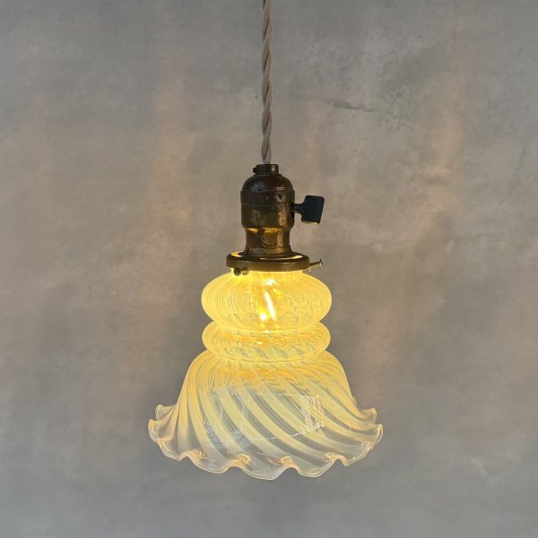 画像10: VINTAGE ANTIQUE OPALESCENT GLASS ヴィンテージ アンティーク 吊り下げライト オパールセントガラス 照明 / ライト ランプ ペンダントライト ガラスシェード 天井照明 E26 店舗什器 アメリカ USA (2) (10)
