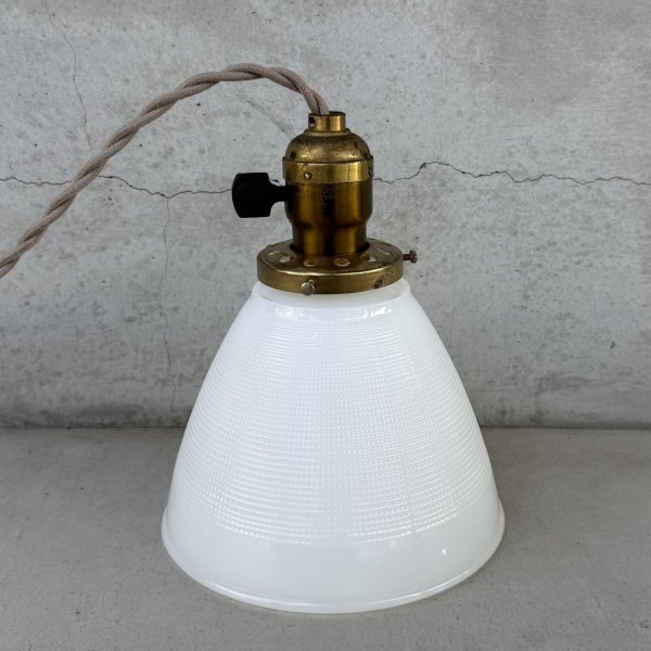 画像2: VINTAGE ANTIQUE LAMP ヴィンテージ アンティーク 吊り下げライト 天井照明 / ライト ランプ ペンダントライト ミルクガラス ガラスシェード E26 店舗什器 アメリカ (2)
