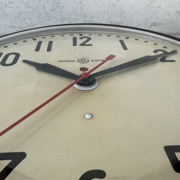 画像7: VINTAGE ANTIQUE GENERAL ELECTRIC WALL CLOCK GE ヴィンテージ アンティーク ウォールクロック ゼネラルエレクトリック 壁掛け時計 / スクールクロック 圧縮ボード 焦げ茶 丸型 店舗什器 アメリカ (2) (7)