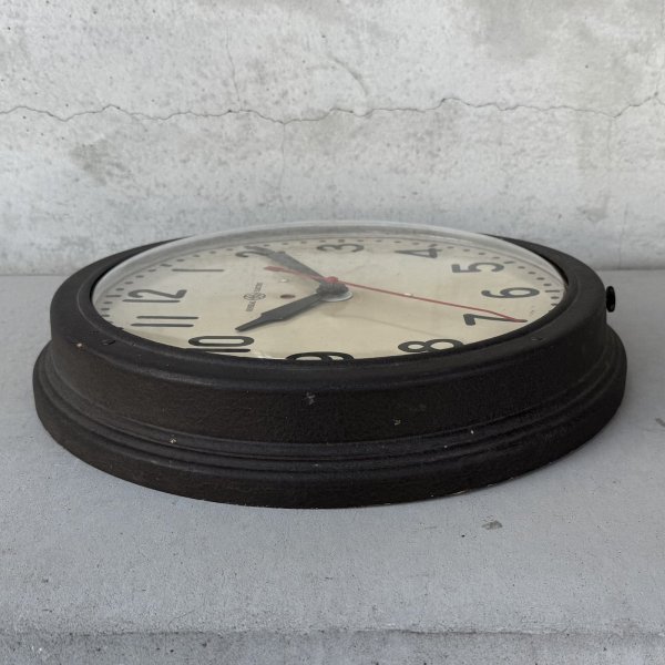 画像5: VINTAGE ANTIQUE GENERAL ELECTRIC WALL CLOCK GE ヴィンテージ アンティーク ウォールクロック ゼネラルエレクトリック 壁掛け時計 / スクールクロック 圧縮ボード 焦げ茶 丸型 店舗什器 アメリカ (2) (5)