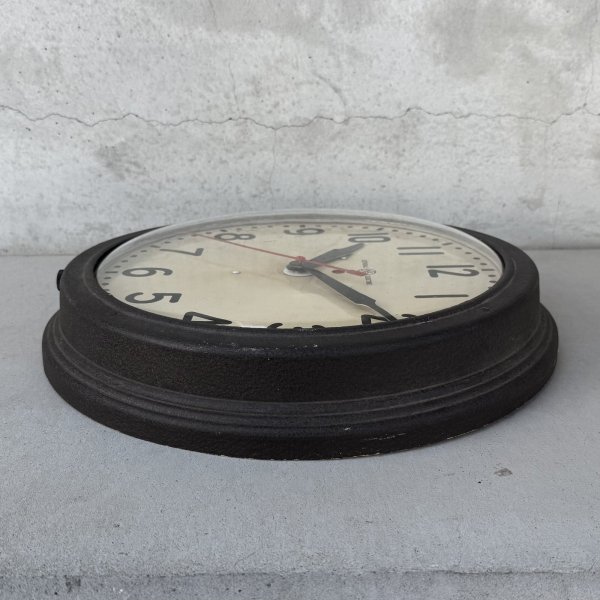 画像6: VINTAGE ANTIQUE GENERAL ELECTRIC WALL CLOCK GE ヴィンテージ アンティーク ウォールクロック ゼネラルエレクトリック 壁掛け時計 / スクールクロック 圧縮ボード 焦げ茶 丸型 店舗什器 アメリカ (2) (6)