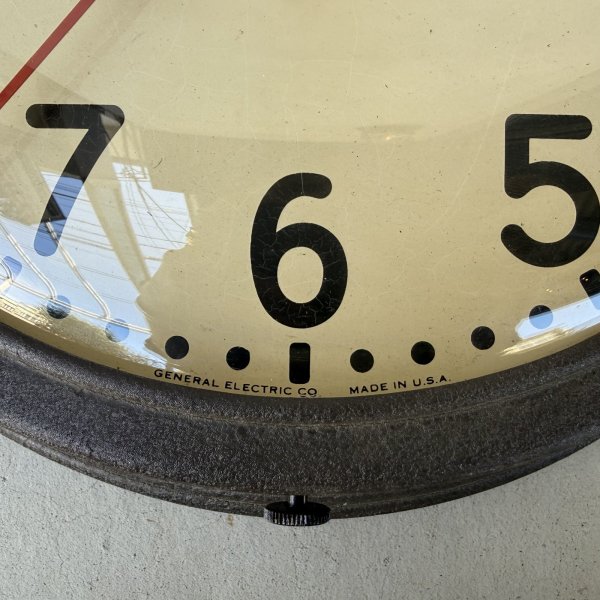 画像8: VINTAGE ANTIQUE GENERAL ELECTRIC WALL CLOCK GE ヴィンテージ アンティーク ウォールクロック ゼネラルエレクトリック 壁掛け時計 / スクールクロック 圧縮ボード 焦げ茶 丸型 店舗什器 アメリカ (2) (8)