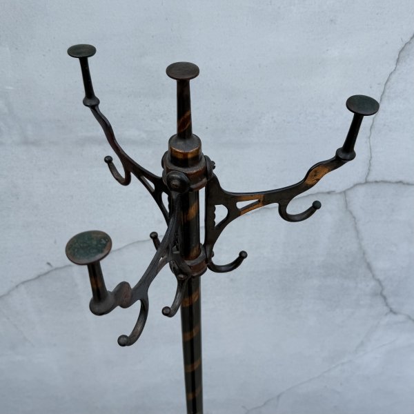 画像2: VINTAGE ANTIQUE COAT RACK JAPANNED ヴィンテージ アンティーク コートラック クロージングラック ハンガーラック ジャパンド / コレクタブル ディスプレイ ジャパンフィニッシュ 家具 服屋 店舗 什器 アメリカ (2)