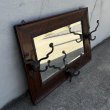 画像2: VINTAGE ANTIQUE WALL MIRROR  HAT RACK ヴィンテージ アンティーク 鏡 ミラー  壁掛けミラー ウォールミラー ハットラック / フック付き インテリア ウッド 木製 店舗什器 アメリカ  (2)