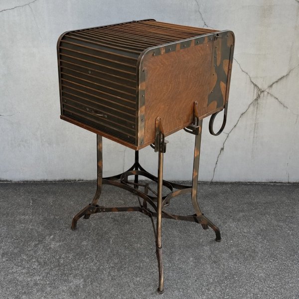 画像2: VINTAGE ANTIQUE TOLEDO UHL STEEL TABLE JAPANNED ヴィンテージ アンティーク トレド タイプライターテーブル ジャパンド ジャパンフィニッシュ / ジャパンカラー ディスプレイ 棚 家具 アイアン 店舗什器 アメリカ (2)