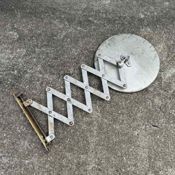 画像2: VINTAGE ANTIQUE SHAVING MIRROR SCISSOR ARM ヴィンテージ アンティーク 鏡 ウォールミラー シェービングミラー シザーアーム 壁付けミラー / インテリア 雑貨 店舗什器 美容室 アメリカ (2)