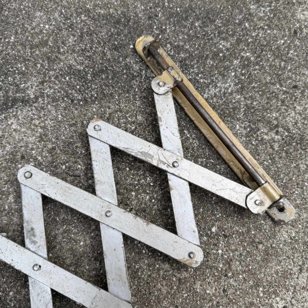画像8: VINTAGE ANTIQUE SHAVING MIRROR SCISSOR ARM ヴィンテージ アンティーク 鏡 ウォールミラー シェービングミラー シザーアーム 壁付けミラー / インテリア 雑貨 店舗什器 美容室 アメリカ (8)