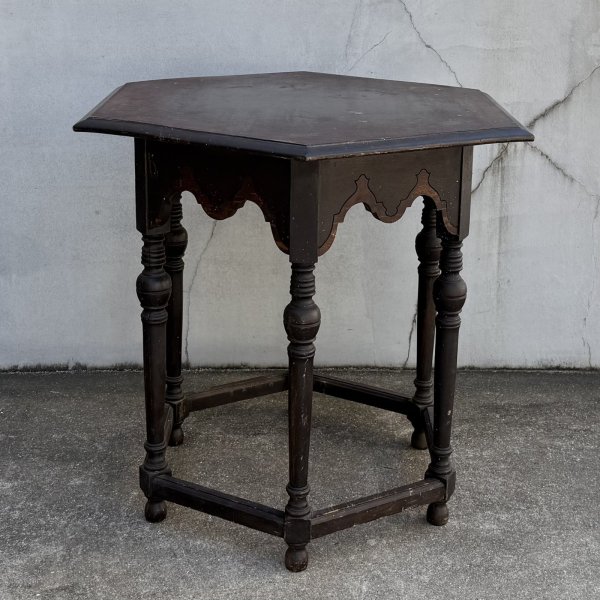 画像2: VINTAGE ANTIQUE TABLE ヴィンテージ アンティーク  テーブル / サイドテーブル コーヒーテーブル ゲーム 家具 ウッド 木製 六角形 店舗什器 アメリカ  (2)